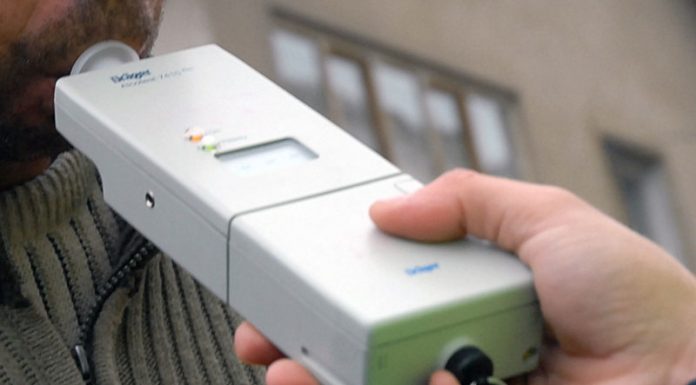 S-a oprit cu mașina într-un gard. Șoferul era băut