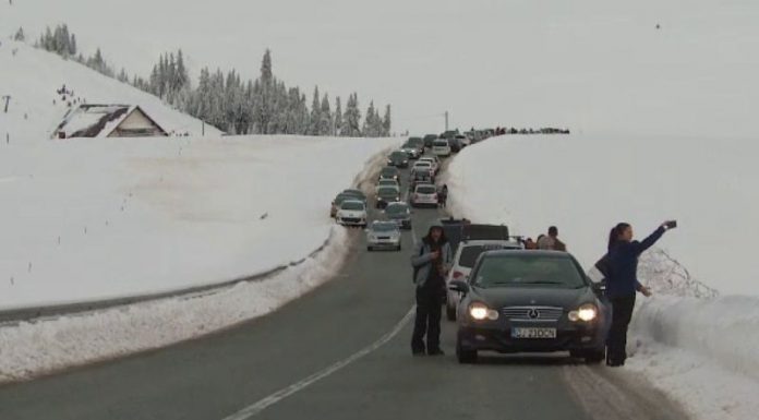 Cozi uriaşe de maşini şi spaţii de cazare lipsă, din nou la Rânca