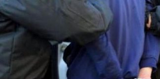 S-a oprit cu mașina într-un gard și a rănit o persoană. Tânărul fără permis a fugit de la locul accidentului