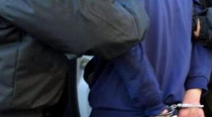 S-a oprit cu mașina într-un gard și a rănit o persoană. Tânărul fără permis a fugit de la locul accidentului