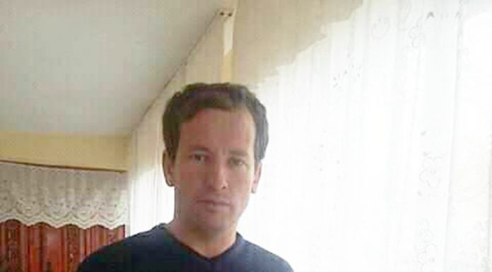 Video/Audio: Bătrână din Berlești, amenințată cu securea de un vecin recalcitrant! Plângeri la poliție, agresorul de neoprit