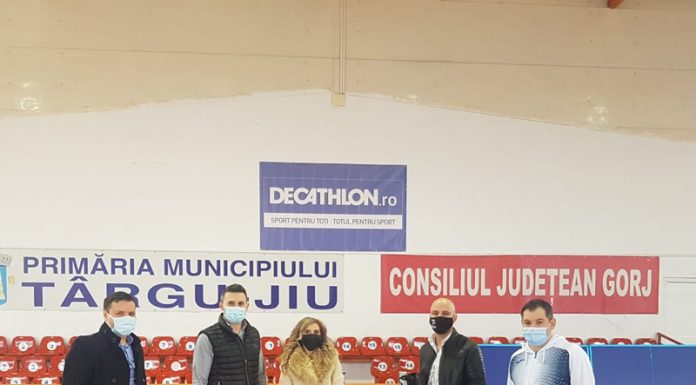 Produse și echipamente sportive, donate elevilor Școlii ,,Voievod Litovoi” din partea Decathlon Târgu-Jiu