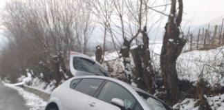 Hal de nepăsare! Un șofer a rămas cu mașina în șanț, timp de șapte ore, fără să primească ajutor