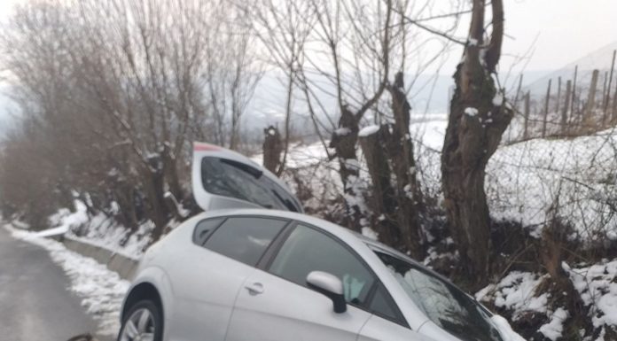 Hal de nepăsare! Un șofer a rămas cu mașina în șanț, timp de șapte ore, fără să primească ajutor