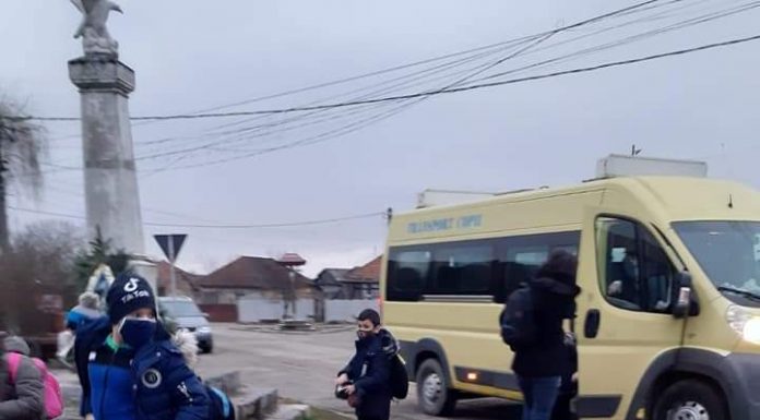 La Scoarța a început școala pe scenariul galben