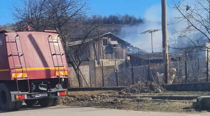 Incendiu la Leurda la o casă de locuit! Focul a pornit de la o afumătoare
