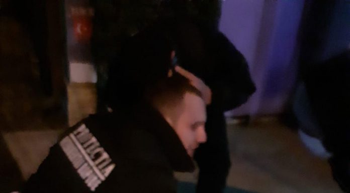 Agresat de doi agenți de pază într-un bar pentru că nu purta mască de protecție