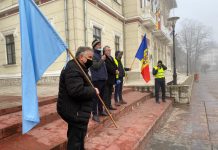 Protestatarii din Piața Prefecturii vor să plece la București