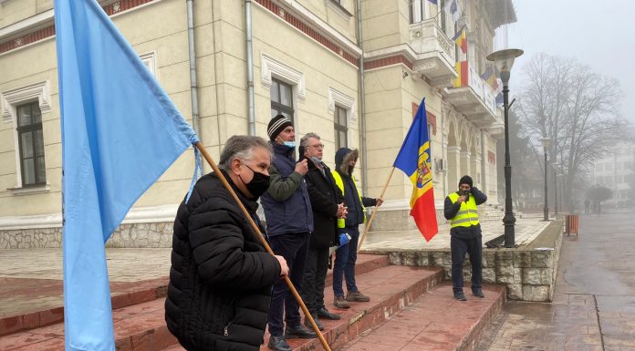Protestatarii din Piața Prefecturii vor să plece la București