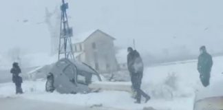 S-a oprit cu mașina într-un cap de pod. Conducătoarea auto, la spital