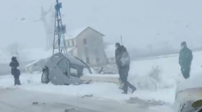 S-a oprit cu mașina într-un cap de pod. Conducătoarea auto, la spital