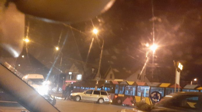 Poliție, salvare și lume ca la urs la o tamponare în Târgu Jiu