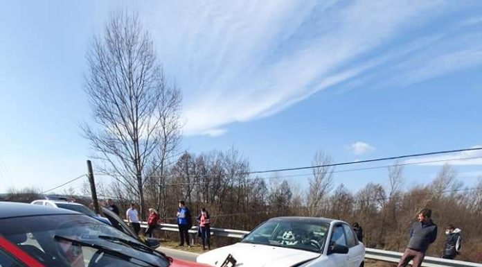 Accident la Telești, circulație blocată