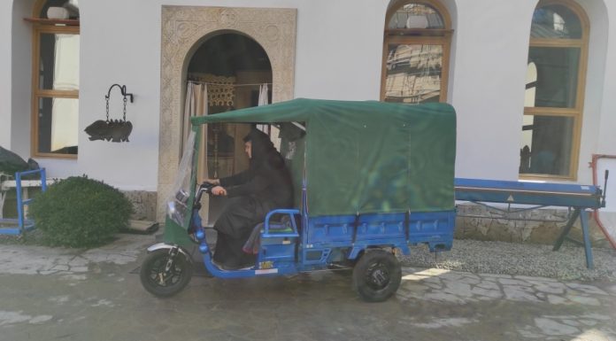 Călugărițele de la Tismana conduc un TUK TUK electric și ecologic!