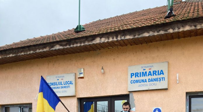 La Dănești impozitele sunt plătite la școală sau la bar!