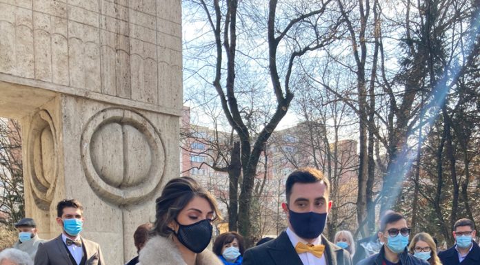 O singură căsătorie la Poarta Sărutului de Sfântul Valentin!