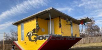 Căsuța Răsturnată și-a deschis ușile pentru turiști!