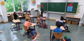 Elevii se întorc în bănci din 8 februarie