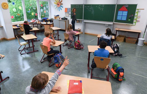 Elevii se întorc în bănci din 8 februarie