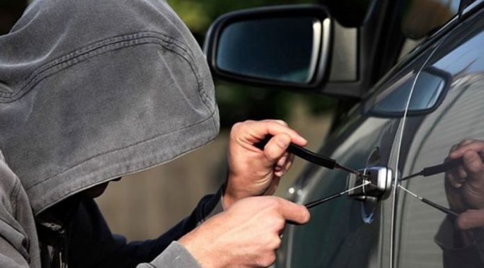 Tânăr reținut pentru furt din autoturisme