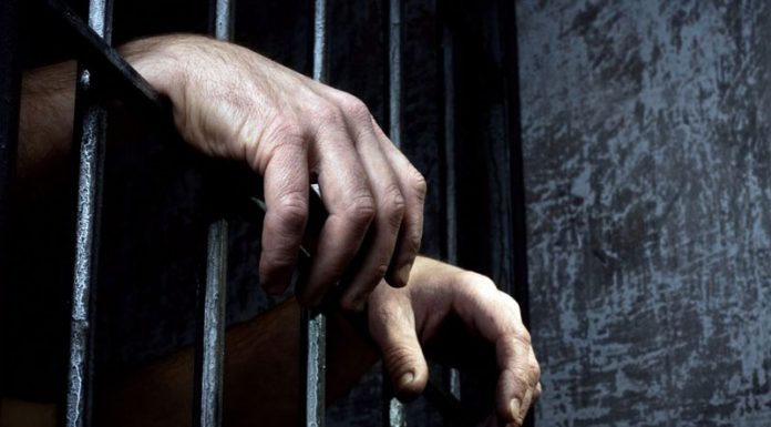 În spatele gratiilor, după ce a amenințat și folosit obiecte periculoase