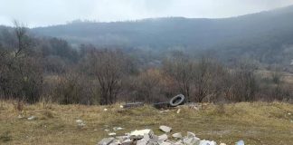 Fosta groapă de gunoi din Ploștina, plină iarăși de deșeuri