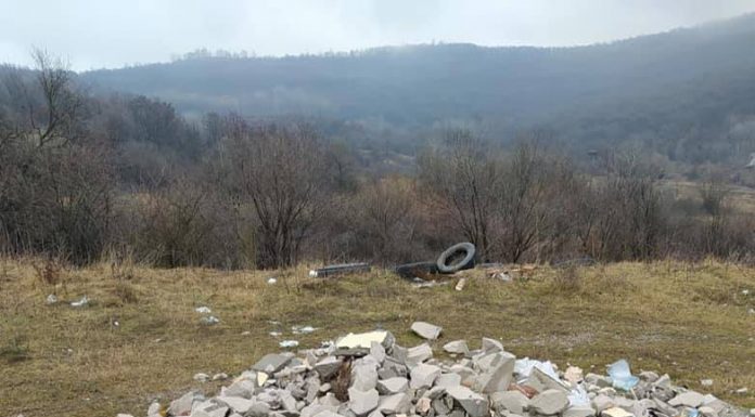 Fosta groapă de gunoi din Ploștina, plină iarăși de deșeuri