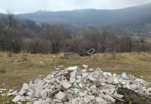 Fosta groapă de gunoi din Ploștina, plină de deșeuri