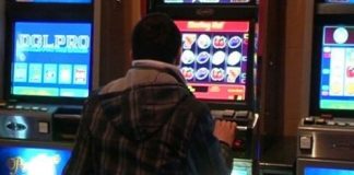 Supărat că a pierdut banii la ,,păcănele” s-a răzbunat pe aparat. Tânărul din Târgu Cărbunești, reținut