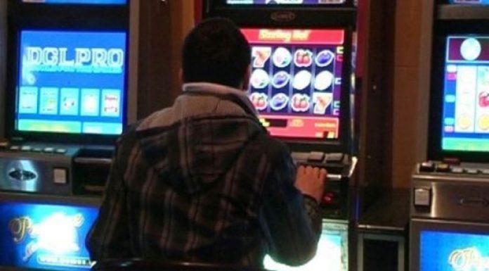 Supărat că a pierdut banii la ,,păcănele” s-a răzbunat pe aparat. Tânărul din Târgu Cărbunești, reținut