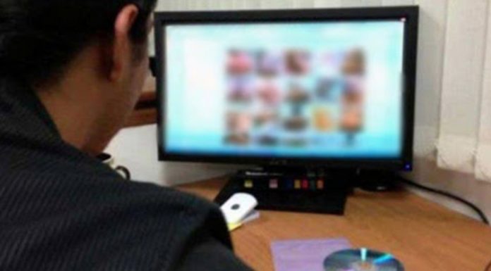 Arestat pentru pornografie infantilă și șantaj. Printre victimele bărbatului din Neamț, o copilă de 12 ani din Gorj