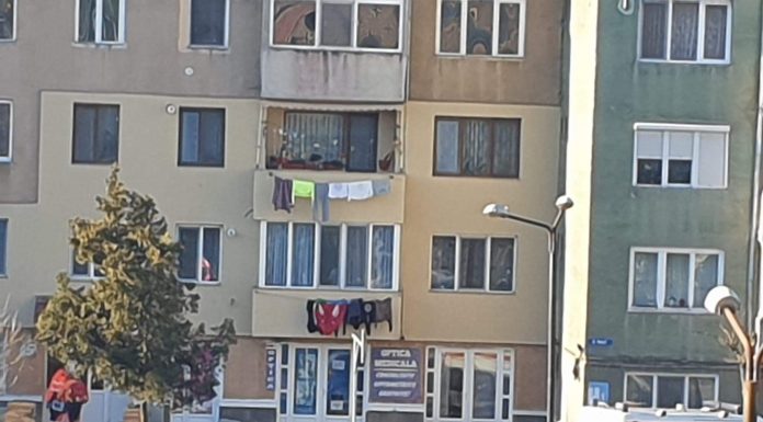 A făcut infarct! Două ambulanțe, la un bloc din zona Pieței Centrale Motru