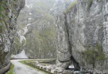 Peste 12 milioane de lei pentru refacerea drumului către Cheile Sohodolului