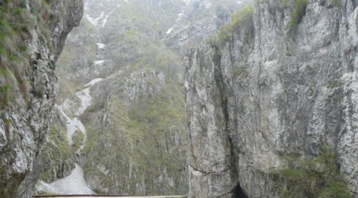 Peste 12 milioane de lei pentru refacerea drumului către Cheile Sohodolului