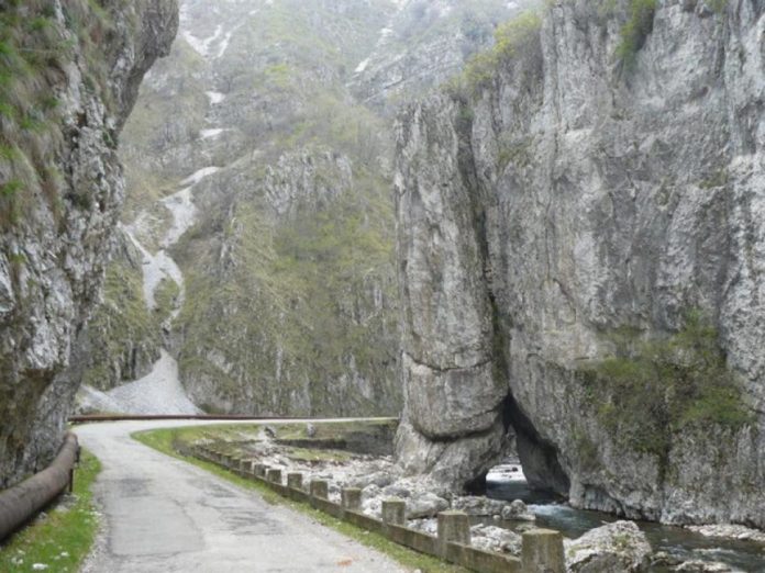 Peste 12 milioane de lei pentru refacerea drumului către Cheile Sohodolului