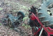 S-a oprit cu tractorul în șanț – O femeie, la spital, iar șoferul băut a fugit de la locul evenimentului