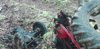 S-a oprit cu tractorul în șanț – O femeie, la spital, iar șoferul băut a fugit de la locul evenimentului
