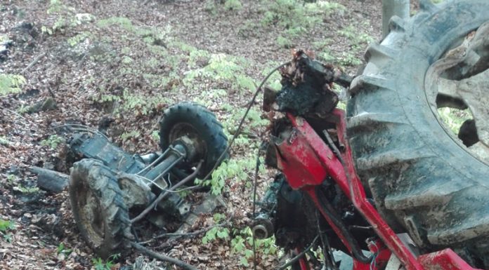 S-a oprit cu tractorul în șanț – O femeie, la spital, iar șoferul băut a fugit de la locul evenimentului