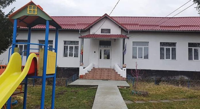 Noi locuri de joacă în comuna Licurici