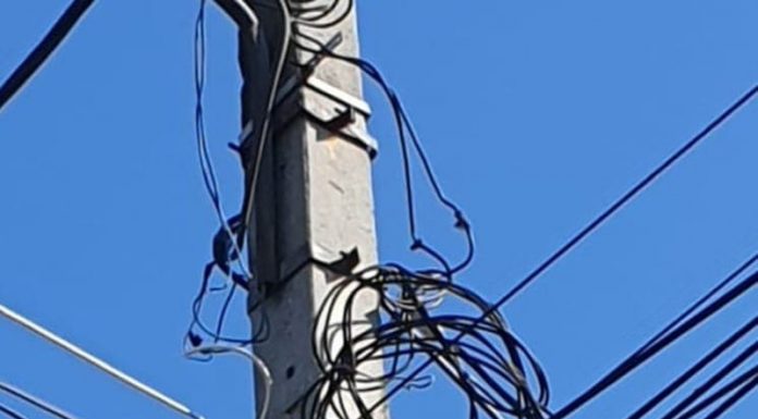 Război declarat cablurilor de pe stâlpii din Motru