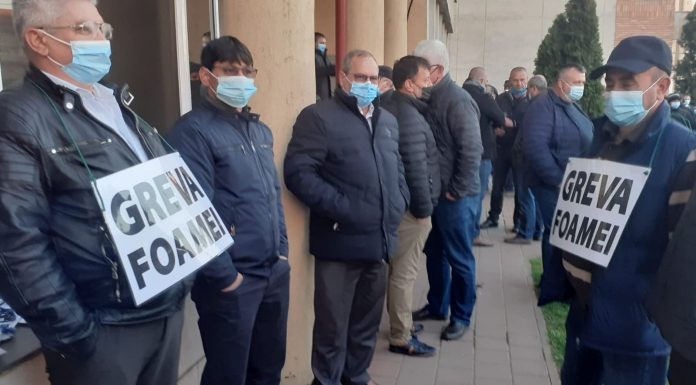 (FOTO) ACUM: Peste 100 de angajaţi, în faţa sediului CEO. Greva foamei!
