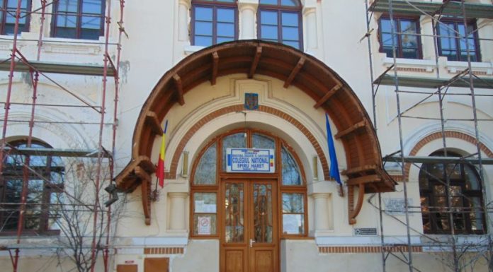 Eleve de la CNSH, premiate la un concurs național de creație literară