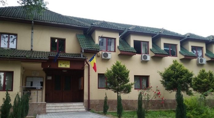 O instituție din Gorj cumpără încălțăminte de zeci de mii de lei pentru angajați