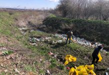 400 de saci cu deșeuri, adunați de angajații SGA Gorj de pe trei râuri din județ