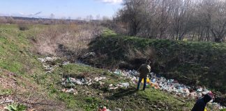 400 de saci cu deșeuri, adunați de angajații SGA Gorj de pe trei râuri din județ