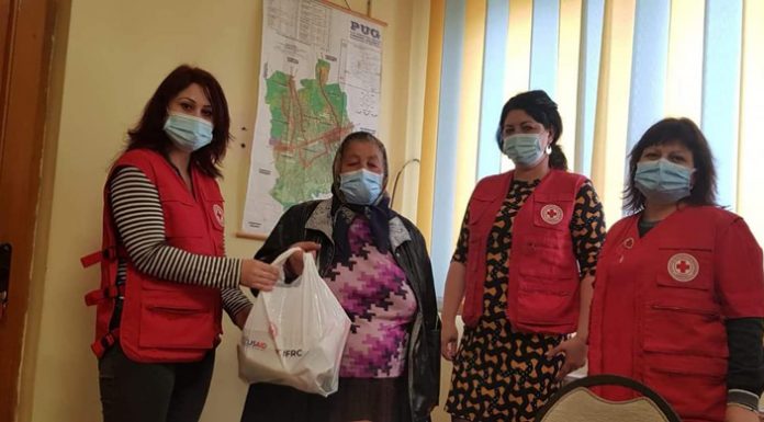 Pachete cu produse de igienă pentru sute de familii din Gorj