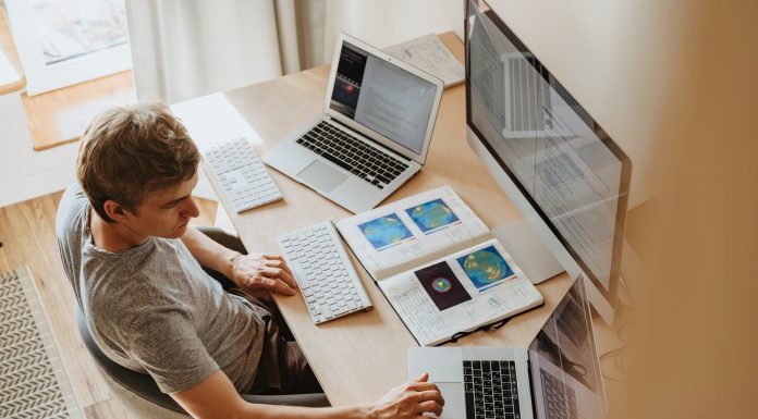 Cum ne păstrăm sănătoși atunci când lucrăm de acasă în timpul pandemiei de COVID