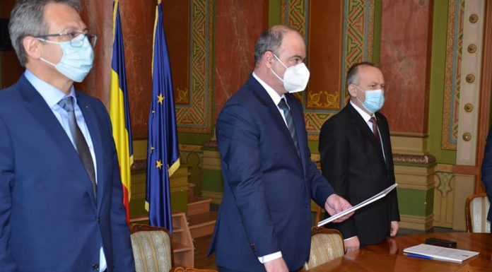 Prefectul și cei doi subprefecți, învestiți în funcție