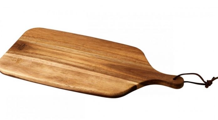 Bătută cu tocătorul de lemn. A scăpat cu avertisment!