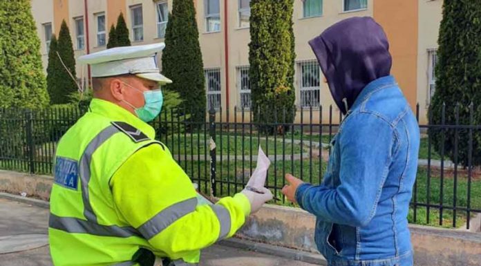 Zeci de amenzi pentru nepurtarea măştii